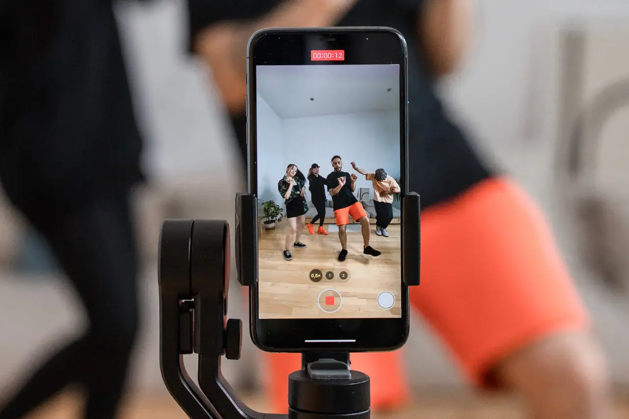 Jak tworzyć krótkie filmy na Instagram, Facebook i TikTok, które zdobywają miliony wyświetleń