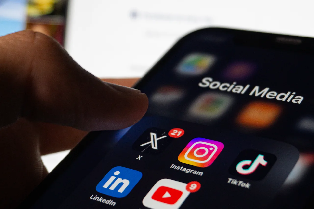 Ikony aplikacji social media z powiadomieniami na ekranie smartfona
